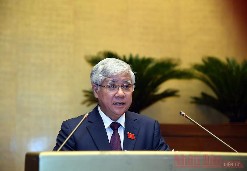 Chủ tịch Ủy ban Trung ương Mặt trận Tổ quốc Việt Nam Đỗ Văn Chiến gửi ý kiến, kiến nghị của cử tri và nhân dân tới Kỳ họp thứ nhất, Quốc hội khóa XV, sáng 22/7. Ảnh: DUY LINH