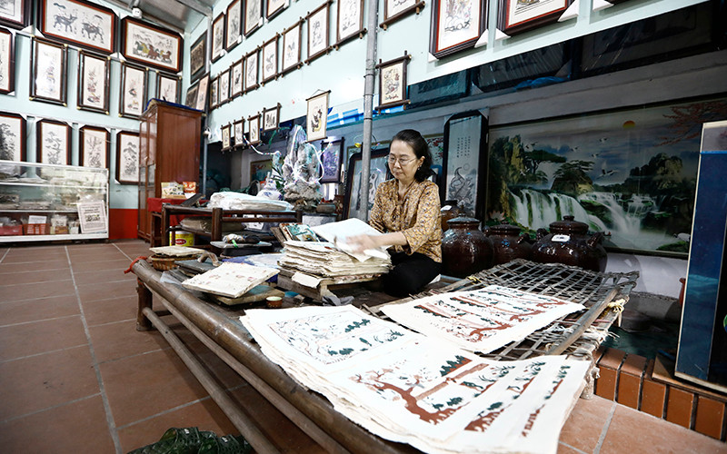 Nghệ nhân Ưu tú Nguyễn Thị Oanh (làng tranh Đông Hồ). Ảnh: THIÊN PHƯƠNG