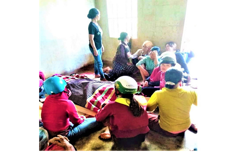 Người dân địa phương đến thăm hỏi và chia sẻ đau buồn với gia đình các nạn nhân.