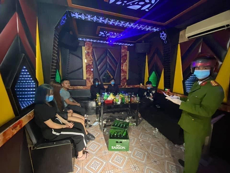 Công an huyện xử lý vi phạm tại quán Karaoke Gily 34.