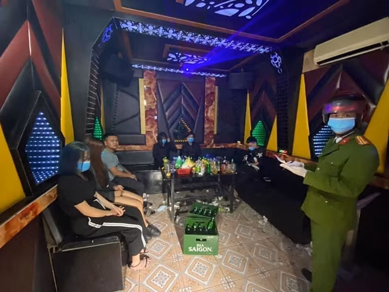 Công an huyện xử lý vi phạm tại quán Karaoke Gily 34.