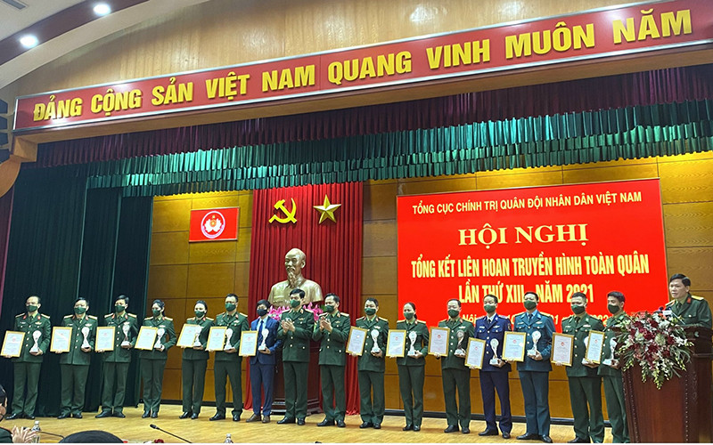 Các tác giả đạt giải thưởng tại Liên hoan truyền hình toàn quân lần thứ XIII năm 2021.