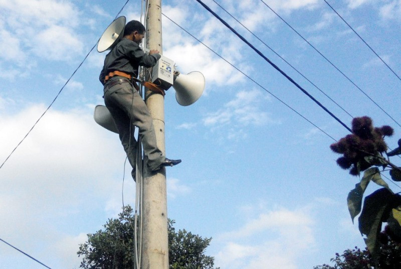 Kiểm tra hệ thống loa không dây phục vụ tuyên truyền ngày bầu cử tại huyện Đam Rông, Lâm Đồng.