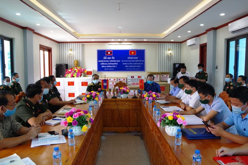 Thiếu tướng Xaynhavong Xaynamthilat (trái) cảm ơn Bộ Tư lệnh Quân khu 2 đã hỗ trợ, giúp đỡ khẩu trang, vật tư phục vụ phòng, chống dịch Covid-19.