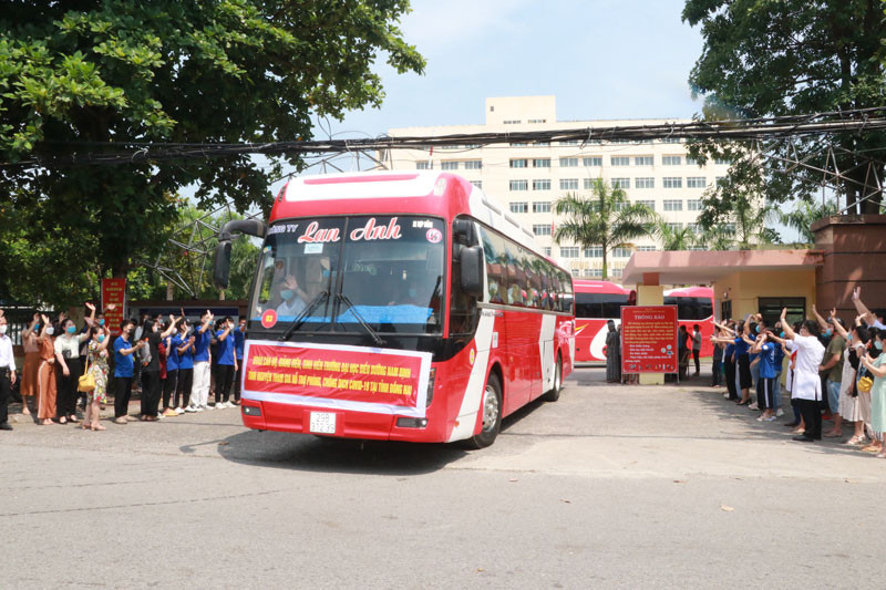 Đoàn tình nguyện lên đường với tinh thần, trách nhiệm vì cộng đồng, vì đất nước, quyết tâm chiến thắng dịch bệnh.