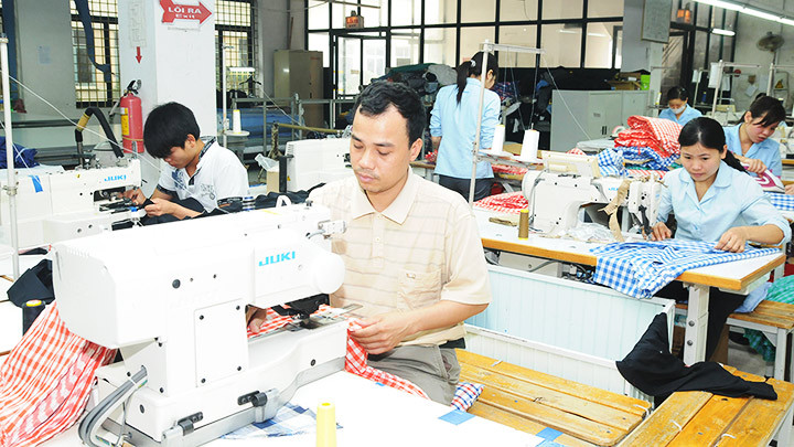 Các doanh nghiệp may mặc đang phải chịu ảnh hưởng tiêu cực từ biến động trong giá nguyên liệu. Ảnh: SONG ANH