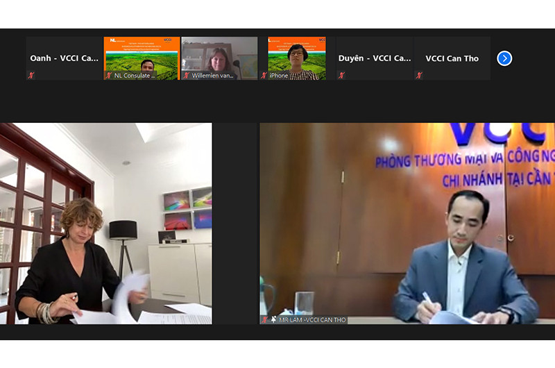 Ông Nguyễn Phương Lam (phải) và bà Elsbeth Akkerman, Đại sứ quán Hà Lan tại Việt Nam đã ký kết trực tuyến Chương trình hành động 2021 của Nền tảng kinh doanh bền vững.