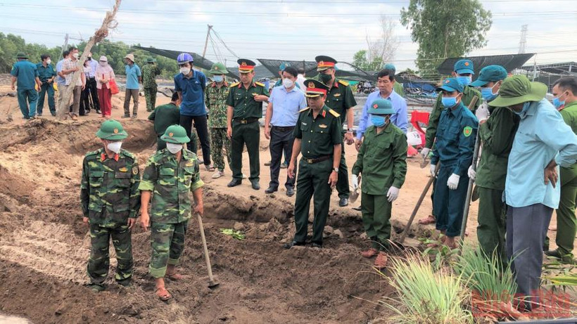 Tư lệnh Quân khu 7 kiểm tra công tác tìm kiếm tại hiện trường.