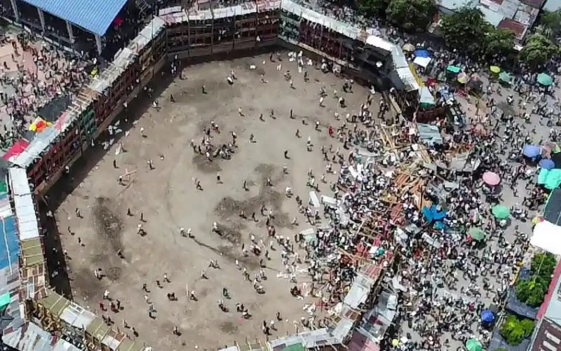 Khung cảnh hỗn loạn sau khi góc khán đài trường đấu bò El Espinal sụp đổ trong lúc sự kiện đấu bò tại địa phương đang diễn ra, khiến ít nhất 4 người thiệt mạng. (Ảnh: The Guardian)