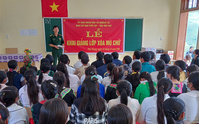 Khai giảng lớp học xóa mù chữ tại bản Phá Thóng.