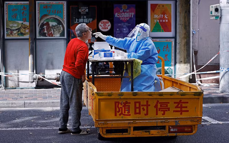 Nhân viên y tế lấy mẫu xét nghiệm Covid-19 tại Thượng Hải, Trung Quốc, ngày 22/4. (Ảnh: Reuters)