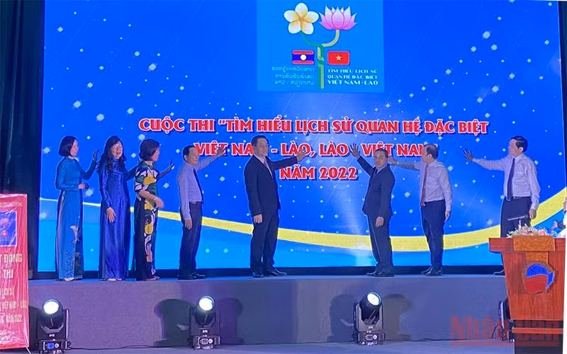 Các đại biểu thực hiện nghi thức phát động Cuộc thi “Tìm hiểu lịch sử quan hệ đặc biệt Việt Nam-Lào, Lào- Việt Nam” năm 2022.