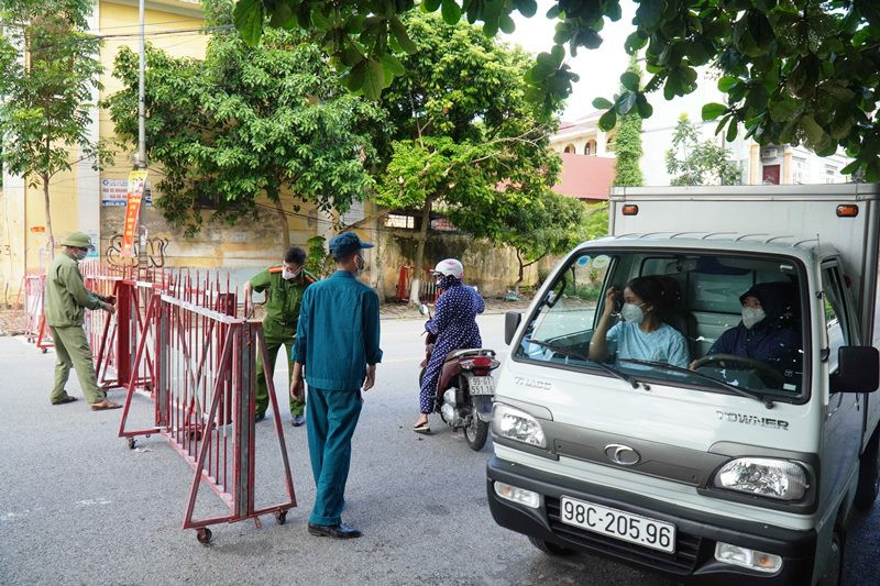 Lực lượng chức năng lập chốt kiểm soát dịch tại khu vực cạnh Trường Cao đẳng Sư phạm Bắc Ninh.