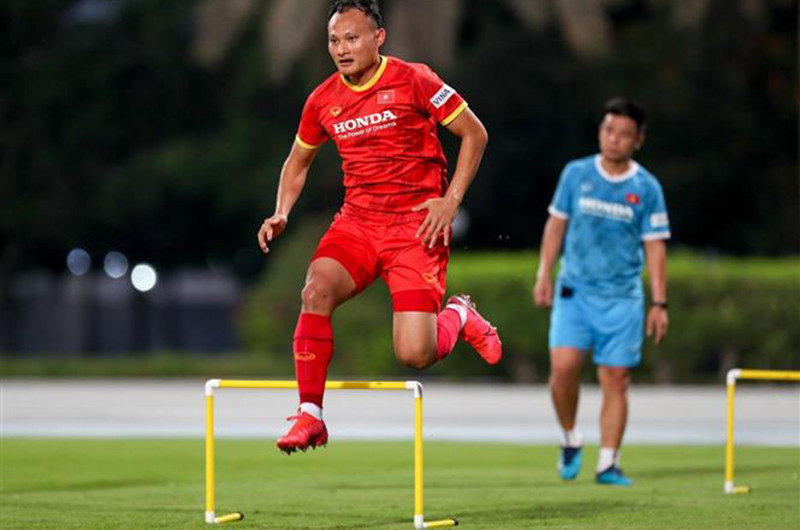 Cầu thủ Trọng Hoàng tại buổi tập trên sân Dubai Police Club, UAE tối 2-6-2021. (Ảnh: HOÀNG LINH/TTXVN)