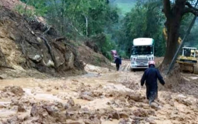 Bùn đất tràn xuống km 108+800 gây ách tắc trên quốc lộ 279.