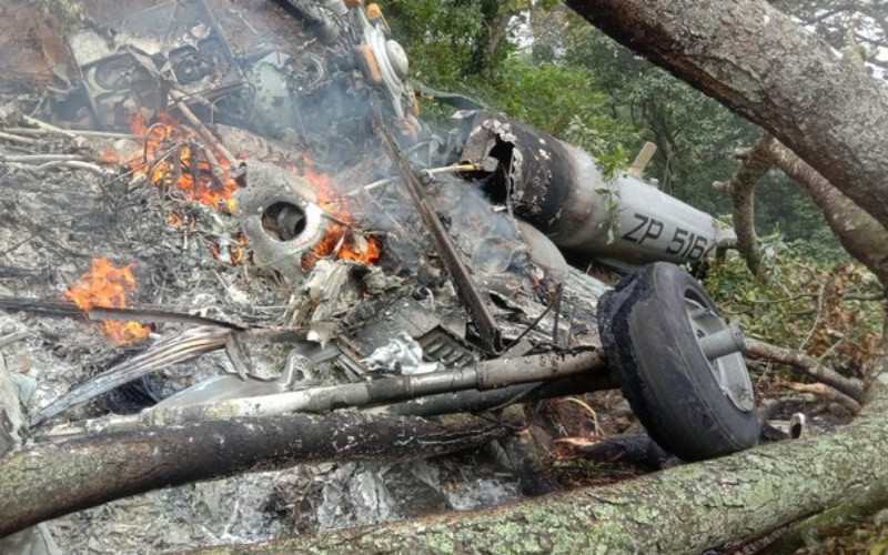 (Ảnh do người dân địa phương tham gia tìm kiếm và cứu nạn tại hiện trường vụ rơi máy bay cung cấp/ANI)