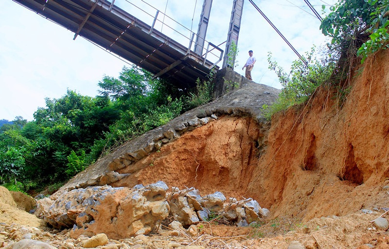 Mố cầu Xốp Nhị bị sạt lở nghiêm trọng bởi mưa lũ do ảnh hưởng của bão số 4, năm 2018.