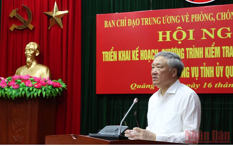 Đồng chí Nguyễn Hòa Bình phát biểu tại buổi làm việc với Ban Thường vụ Tỉnh ủy Quảng Bình.