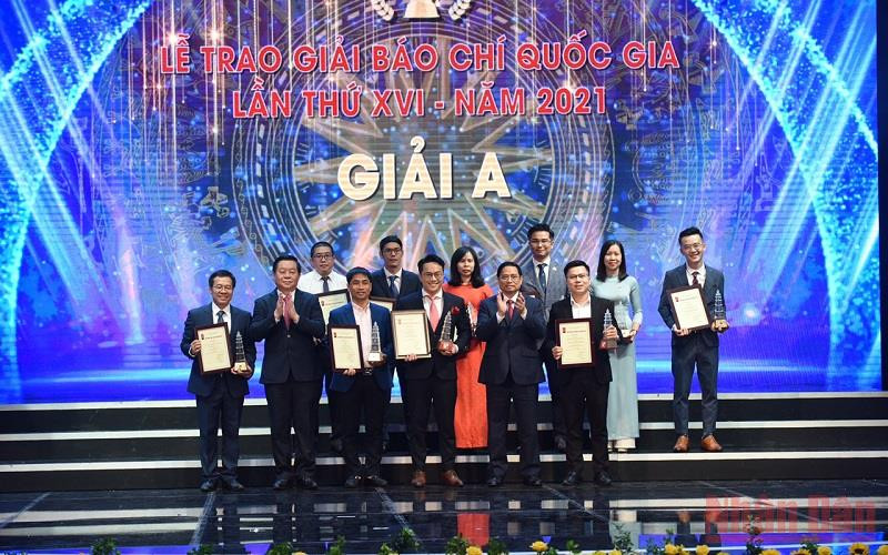 Thủ tướng Chính phủ Phạm Minh Chính và Trưởng Ban Tuyên giáo Trung ương Nguyễn Trọng Nghĩa trao giải A cho các tác giả, đại diện nhóm tác giả đoạt giải. (Ảnh: TRẦN HẢI)