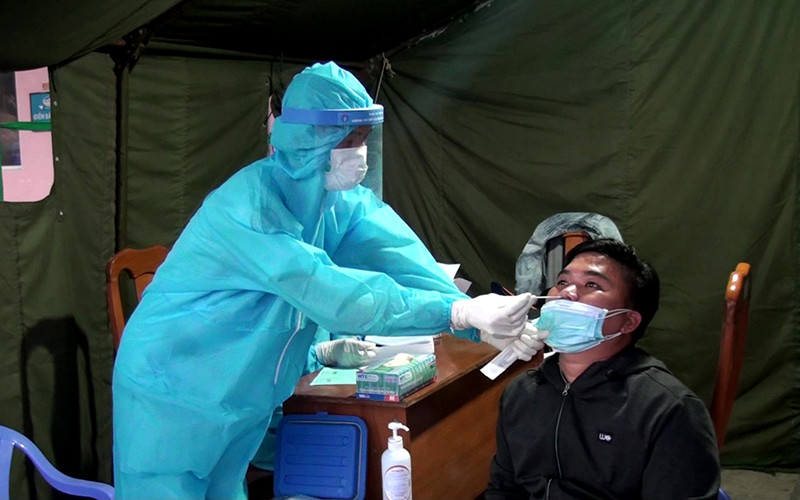 Xét nghiệm nhanh SARS-CoV-2 sàng lọc cộng đồng cho người dân xã Tam Thanh, huyện Phú Quý (Bình Thuận).