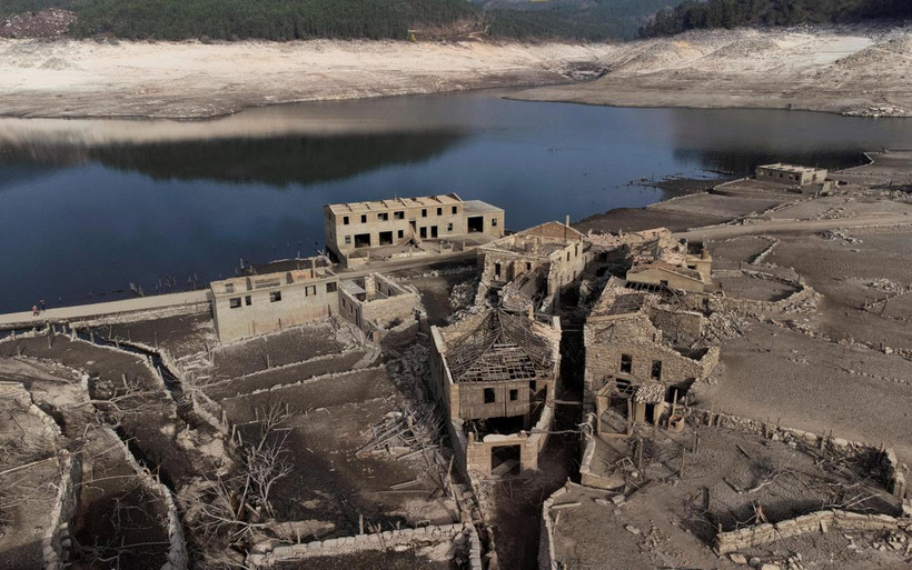 Những gì còn sót lại của ngôi làng Aceredo đã ngủ yên dưới lòng hồ Alto Lindoso 3 thập kỷ. 