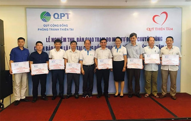 Đồng chí Phan Diễn trao tượng trưng trạm đo mưa tự động cho các địa phương.