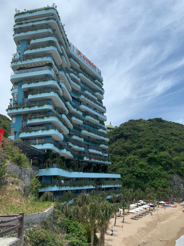 Tổ hợp Flamingo Cát Bà Beach Resort.