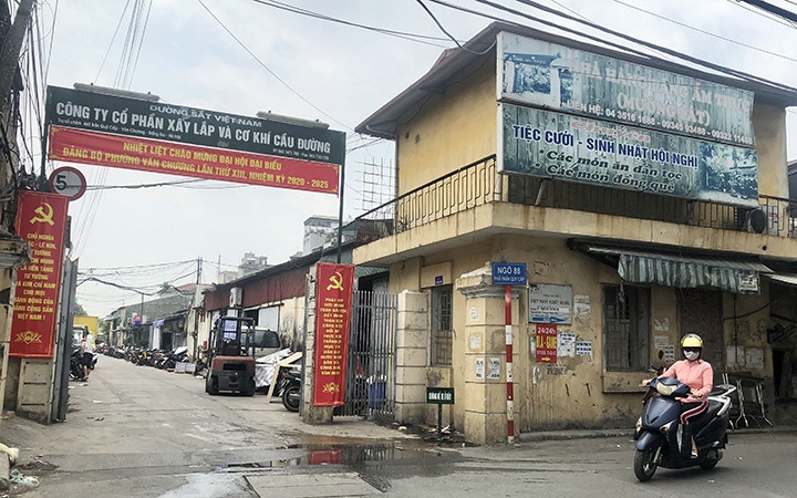 Công ty CP Xây lắp và Cơ khí cầu đường (số 460 Trần Quý Cáp) đã cho thuê gần 3.400 m2 nhà xưởng để làm kho bãi, xưởng in ấn, giặt là... ngày đêm xả thải gây ô nhiễm môi trường. Ảnh: DUY LINH