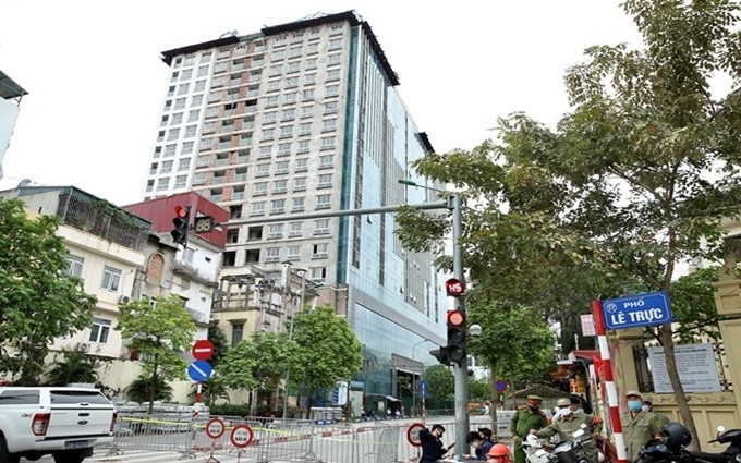 Lực lượng chức năng phong tỏa tuyến đường xung quanh tòa nhà 8B Lê Trực, phục vụ công tác tháo dỡ diện tích sai phạm.