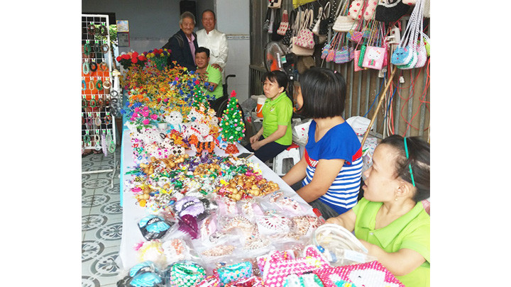 Một góc gian hàng thủ công của các thành viên cơ sở khuyết tật An Phúc.