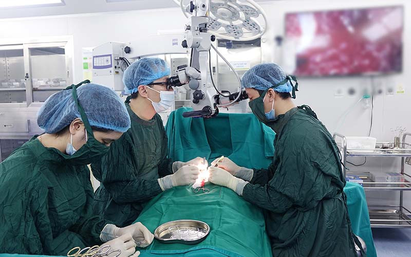 ThS, BS Đinh Hữu Việt thực hiện mổ Micro TESE cho bệnh nhân.