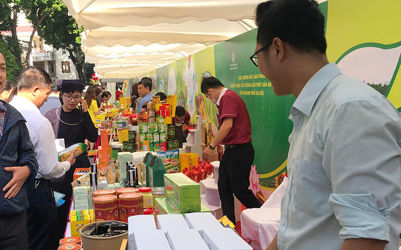 Gian hàng giới thiệu các sản phẩm OCOP. 