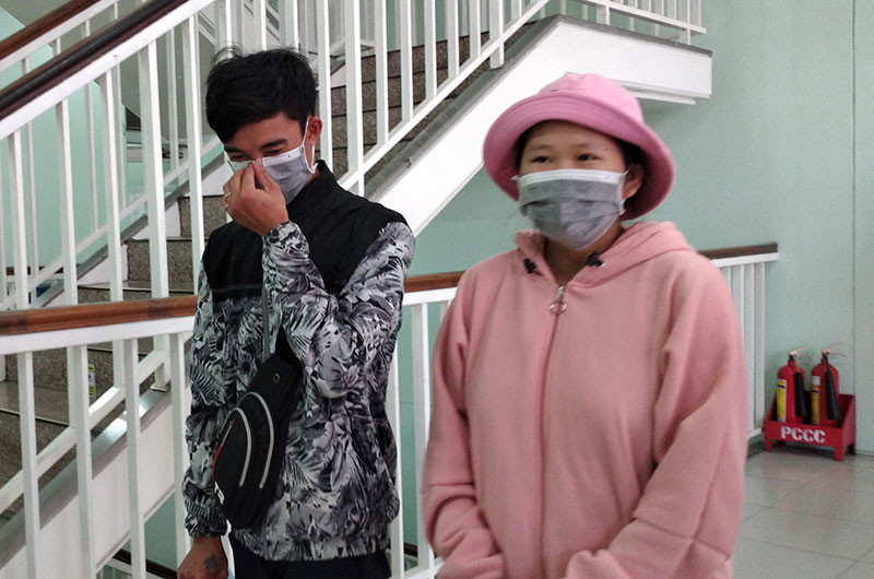 Hai vợ chồng bệnh nhân N.T.H.H trong ngày xuất viện.