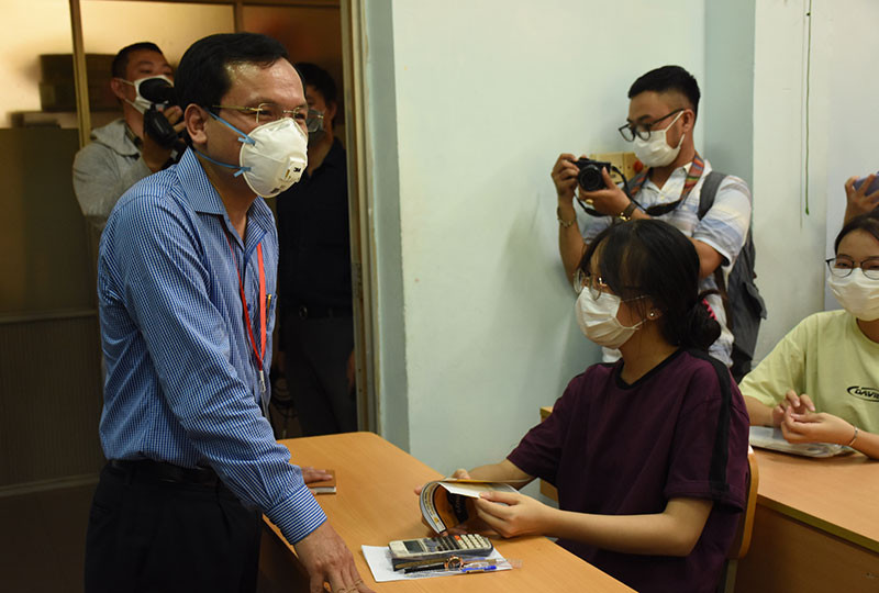 Cục trưởng Mai Văn Trinh thăm hỏi, động viên thí sinh thi tốt.