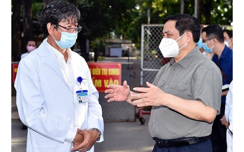 Thủ tướng Chính phủ Phạm Minh Chính động viên, kiểm tra, đôn đốc nhiệm vụ phòng chống dịch Covid-19 tại Bình Dương, ngày 27/6.
