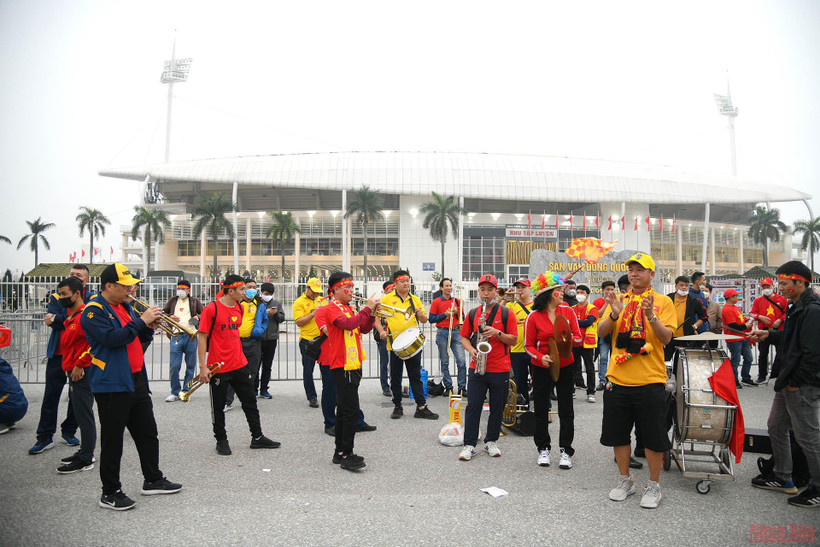 Cổ động viên Việt Nam hâm nóng sân Mỹ Đình trước trận Việt Nam-Oman