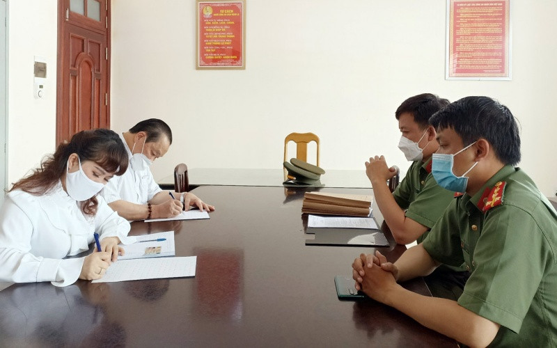 Công an làm việc với bà Thương và ông Truyền để làm rõ vụ việc. (Ảnh: Công an tỉnh Lâm Đồng cung cấp)