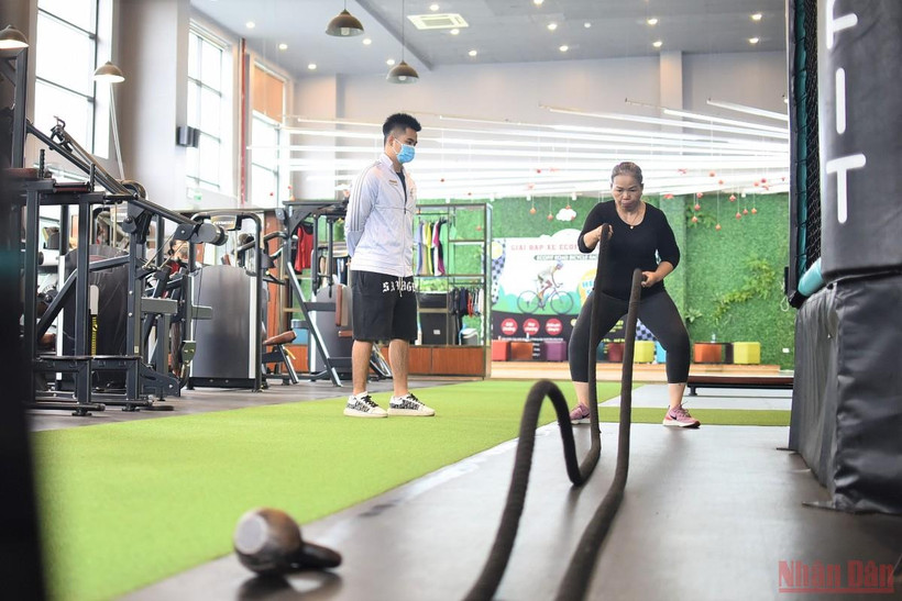 Người dân quay trở lại tập luyện sau nhiều ngày giãn cách. (Ảnh: Minh Duy)