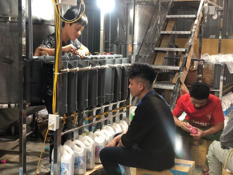 Hiện trường sản xuất các chai nước giặt giả mạo nhãn hiệu.