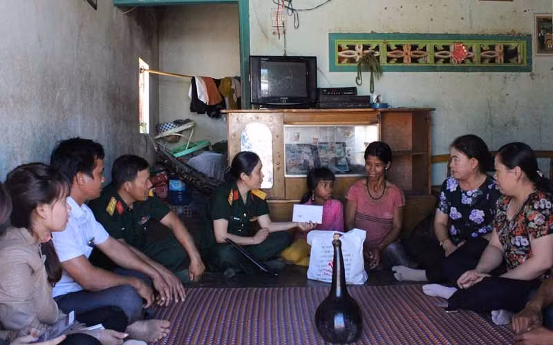 Hội Phụ nữ Bộ chỉ huy Quân sự tỉnh Kon Tum trao học bổng cho em Y Khuyên, học sinh lớp 3 – trường Tiểu học số 1 xã Ya Xiêr. Ảnh: Hiền Lương