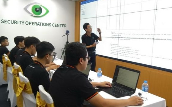 Các đội xử lý tình huống tại chương trình diễn tập. 