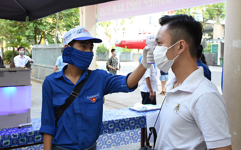 Thí sinh được đo thân nhiệt trước khi bước vào phòng thi.