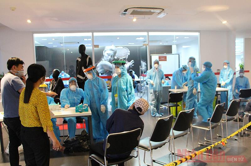 Lực lượng y tế lấy mẫu xét nghiệm khẳng định PCR các trường hợp F1 công nhân Công ty TNHH Avery Dennison Ris Việt Nam Long Hậu, huyện Cần Giuộc, tỉnh Long An. (Ảnh: THANH PHONG)