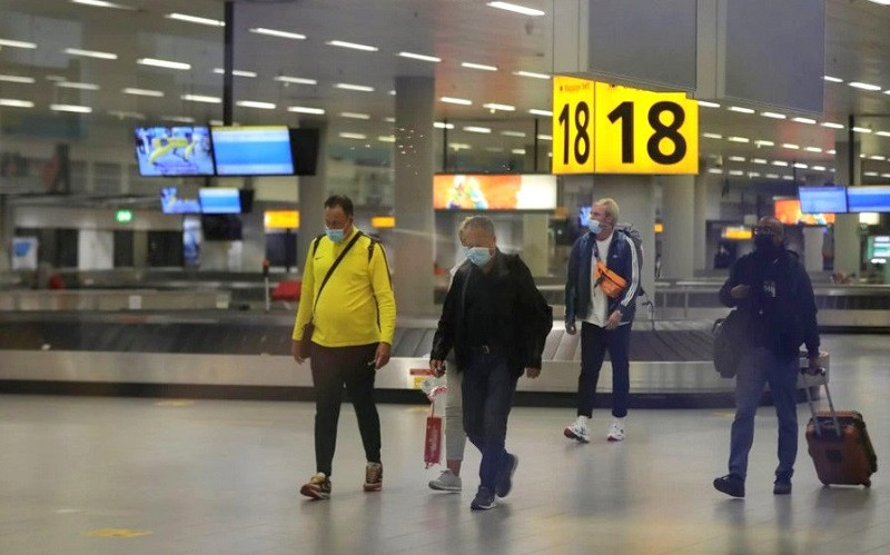 Hành khách tại sân bay Schiphol ở Amsterdam, Hà Lan, ngày 27/11. (Ảnh: Reuters)
