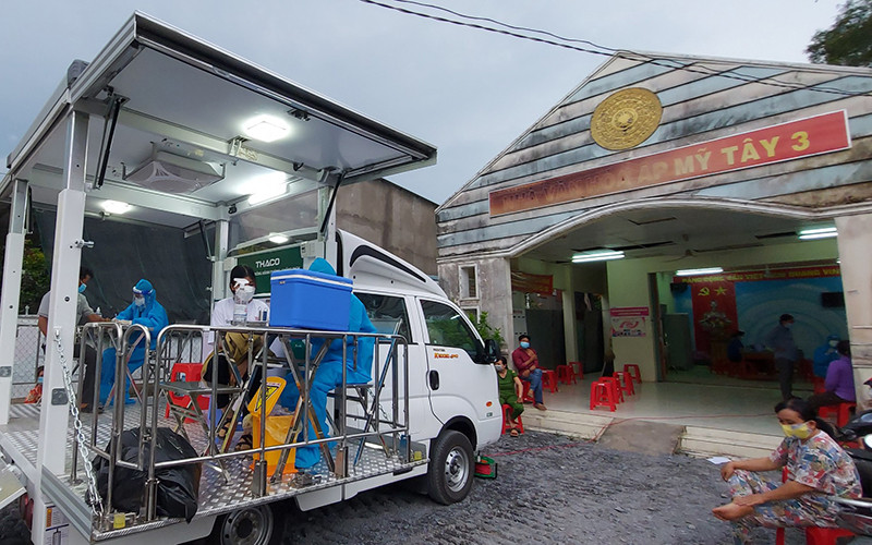 Xe lưu động tiêm ngừa Covid-19 cho người dân ấp Mỹ Tây 3, xã Mỹ Quý, huyện Tháp Mười.
