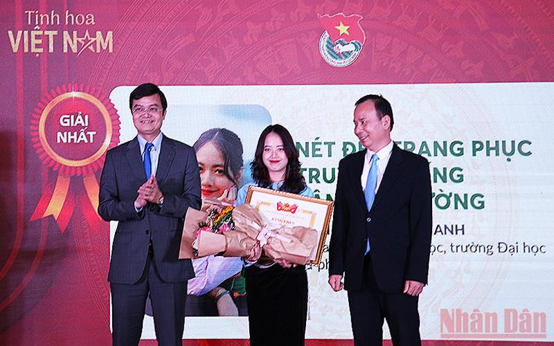 Đồng chí Bùi Quang Huy, Ủy viên dự khuyết Trung ương Đảng, Bí thư thường trực Trung ương Đoàn, Chủ tịch Hội Sinh viên Việt Nam (bên trái) trao giải nhất tặng tác giả Bùi Mai Anh. 