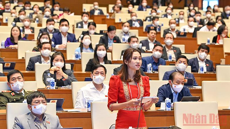 Đại biểu Quốc hội tỉnh Kon Tum phát biểu chất vấn, ngày 11/11. Ảnh: LINH NGUYÊN