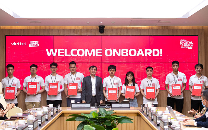  Các thực tập sinh trong Chương trình Thực tập sinh tài năng năm 2021 đã được mời làm việc tại Tập đoàn. 