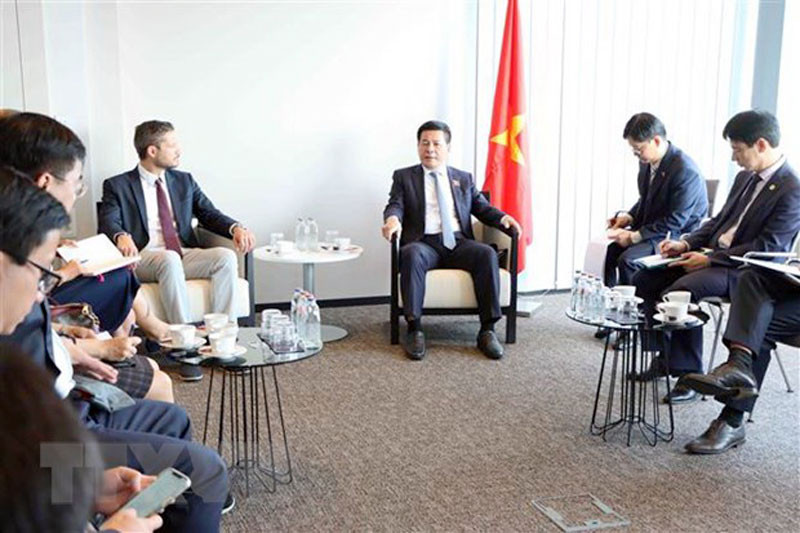 Bộ trưởng Công thương Nguyễn Hồng Diên và ông Jerome Pero, Tổng Thư ký Hiệp hội hàng thể thao châu Âu (FESI). (Ảnh: TTXVN)