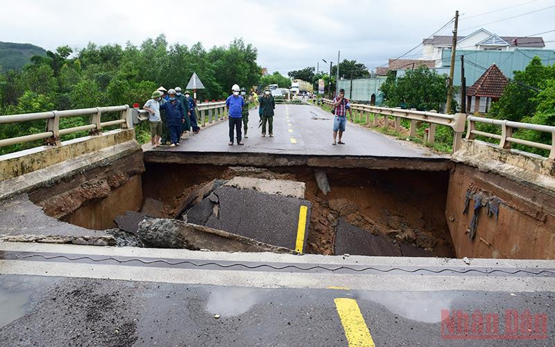 Hiện trường vụ xói lở mố cầu Ngô La qua quốc lộ 19C đoạn qua huyện Vân Canh, tỉnh Bình Định. (Ảnh: Cát Hùng)